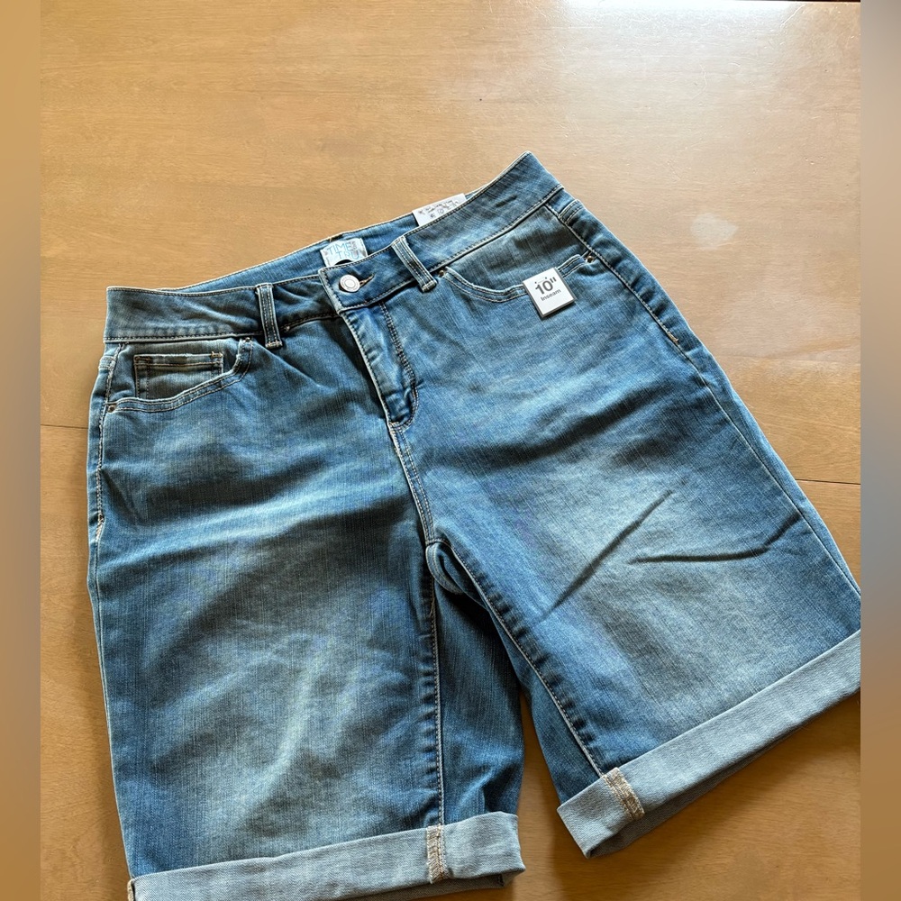 Time & Tru Denim Bermuda Shorts 10” Inseam Size 10 Medium Wash Stretch NWT